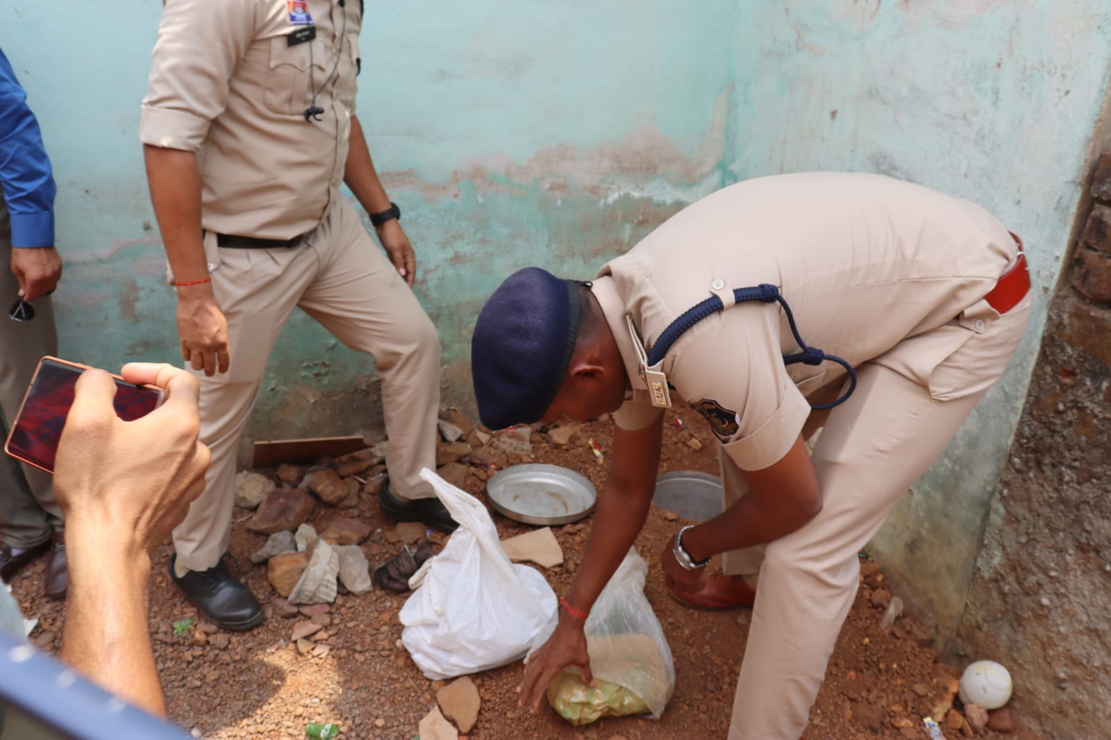नशा पर कबीरधाम पुलिस का बड़ा प्रहार: संदिग्ध इलाकों में दी दबिश, गांजा और अवैध शराब जप्त