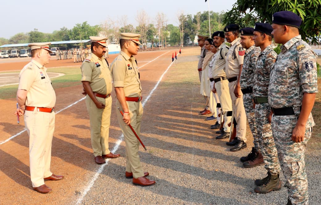 अतिरिक्त पुलिस अधीक्षक श्री पुष्पेंद्र बघेल के द्वारा लिया गया जनरल परेड की सलामी