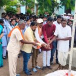 15 अगस्त स्वतंत्रता दिवस दनिया खुर्द हाईस्कूल में शान से फहराया गया तिरंगा, जनपद सदस्य दिनेश विश्वकर्मा ने किया ध्वजारोहण ..