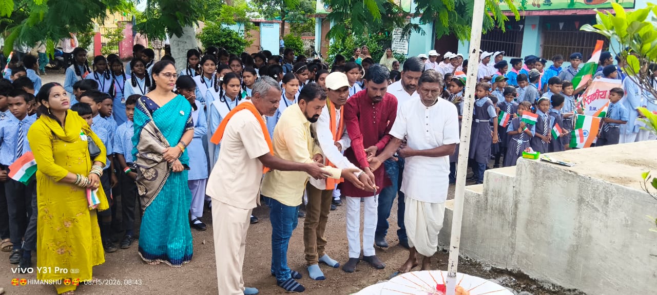 15 अगस्त स्वतंत्रता दिवस दनिया खुर्द हाईस्कूल में शान से फहराया गया तिरंगा, जनपद सदस्य दिनेश विश्वकर्मा ने किया ध्वजारोहण ..